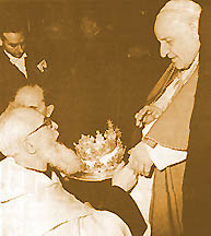 H.H. Pope John XXIII blessing the Crown on 17th March, 1960.